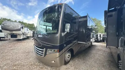 2015 Thor Motor Coach Miramar 34.2 photo 3