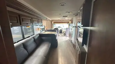 2015 Thor Motor Coach Miramar 34.2 photo 39