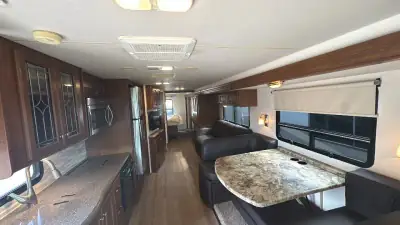 2015 Thor Motor Coach Miramar 34.2 photo 18