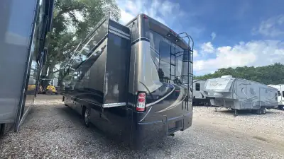 2015 Thor Motor Coach Miramar 34.2 photo 4