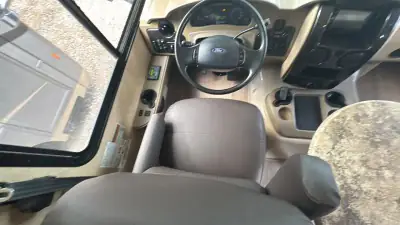 2015 Thor Motor Coach Miramar 34.2 photo 13