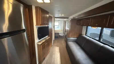 2015 Thor Motor Coach Miramar 34.2 photo 22