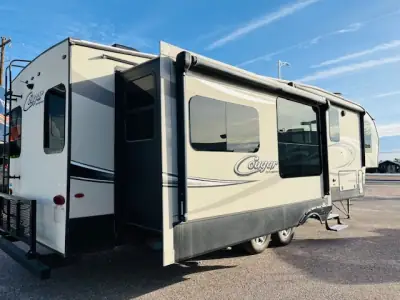 2017 Keystone COUGAR 327RES photo 4
