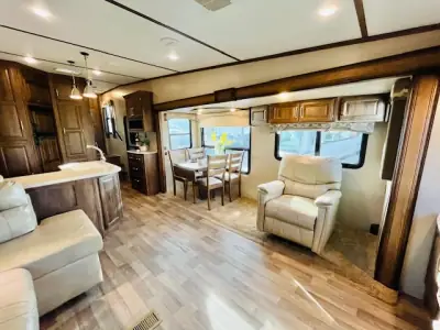 2017 Keystone COUGAR 327RES photo 14
