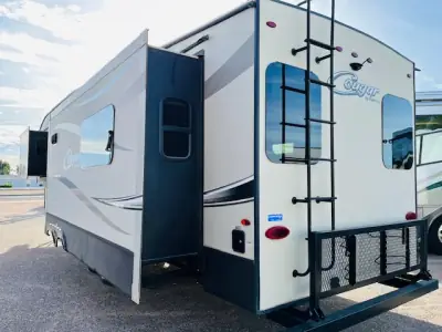 2017 Keystone COUGAR 327RES photo 3