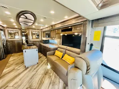 2023 Fleetwood DISCOVERY LXE 36HQ photo 7