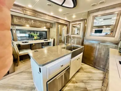 2023 Fleetwood DISCOVERY LXE 36HQ photo 8