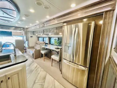 2023 Fleetwood DISCOVERY LXE 36HQ photo 10