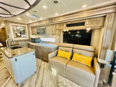 2023 Fleetwood DISCOVERY LXE 36HQ photo 9