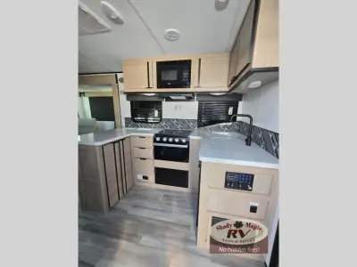 2022 Cruiser Radiance Ultra Lite 27RE photo 12