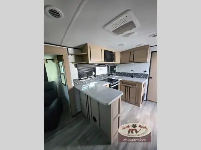2022 Cruiser Radiance Ultra Lite 27RE photo 11