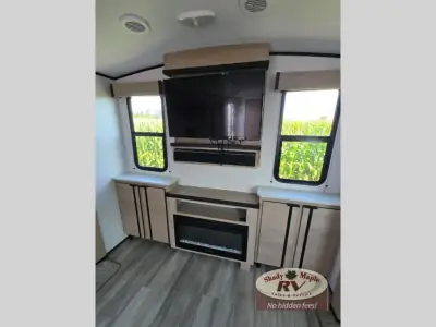 2022 Cruiser Radiance Ultra Lite 27RE photo 13