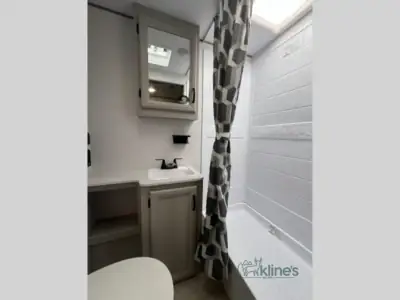 2027 Coachmen Catalina Legacy Edition 293QBCK photo 16