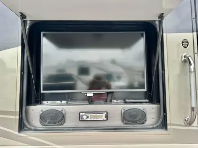 2014 Winnebago 33C photo 12