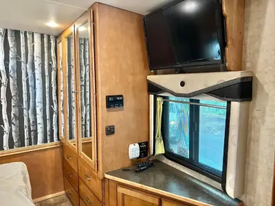 2014 Winnebago 33C photo 27
