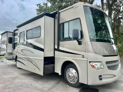 2014 Winnebago 33C photo 7