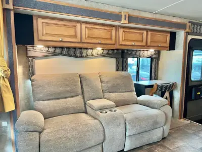 2014 Winnebago 33C photo 18