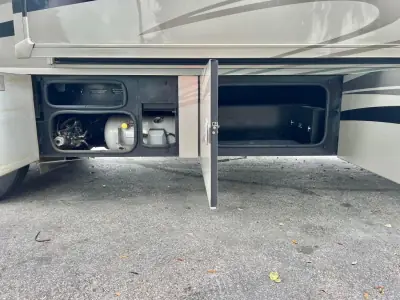 2014 Winnebago 33C photo 9