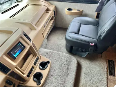 2014 Winnebago 33C photo 13