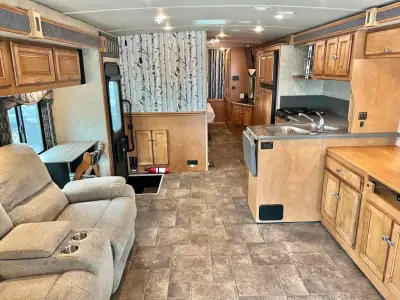 2014 Winnebago 33C photo 24