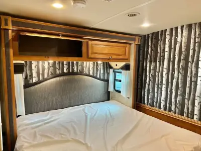 2014 Winnebago 33C photo 22