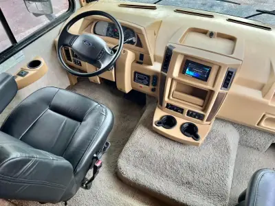 2014 Winnebago 33C photo 14