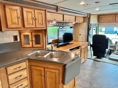 2014 Winnebago 33C photo 23