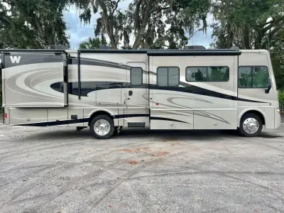 2014 Winnebago 33C photo 5