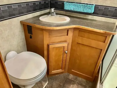 2014 Winnebago 33C photo 25