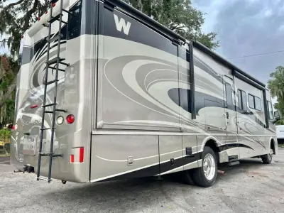 2014 Winnebago 33C photo 3