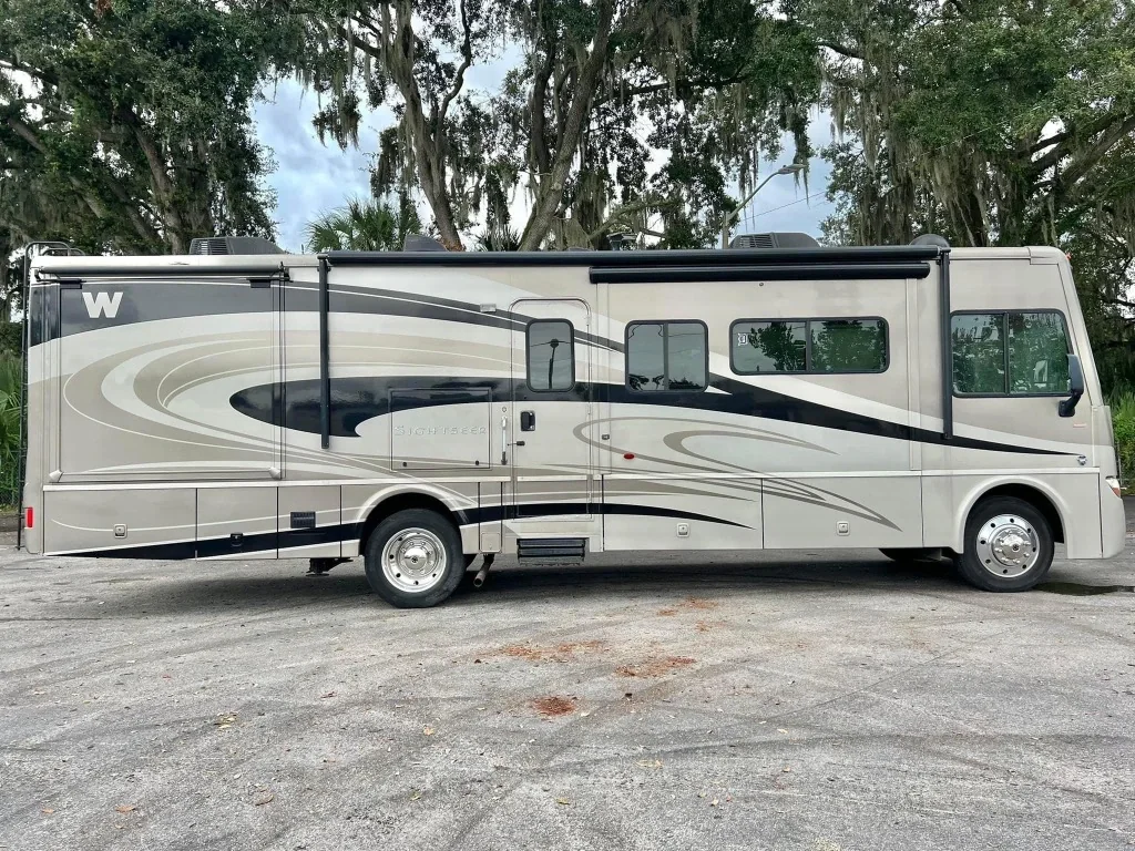 2014 Winnebago 33C exterior
