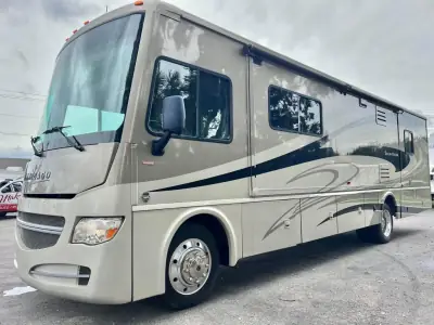 2014 Winnebago 33C photo 8