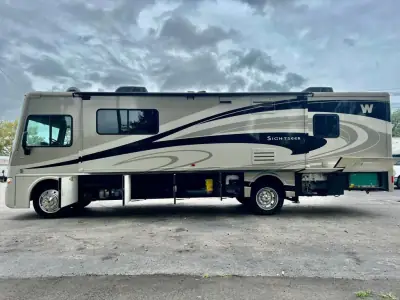 2014 Winnebago 33C photo 6