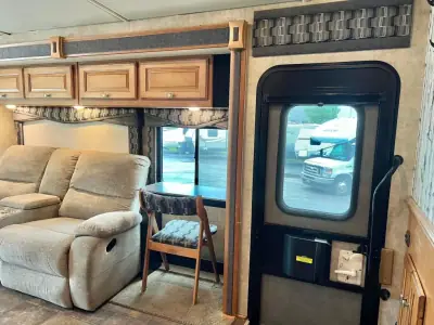 2014 Winnebago 33C photo 16