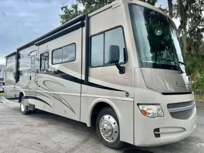 2014 Winnebago 33C photo 2