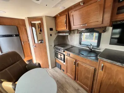 2017 Lance 1475 photo 26