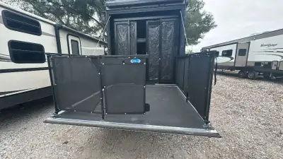 2017 Keystone Fuzion Fifth Wheel TH 371 photo 11