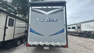2017 Keystone Fuzion Fifth Wheel TH 371 photo 9