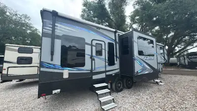 2017 Keystone Fuzion Fifth Wheel TH 371 photo 10