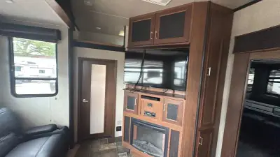 2017 Keystone Fuzion Fifth Wheel TH 371 photo 15