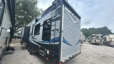 2017 Keystone Fuzion Fifth Wheel TH 371 photo 8
