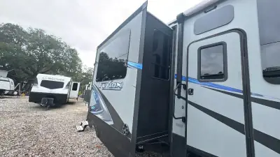 2017 Keystone Fuzion Fifth Wheel TH 371 photo 50