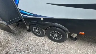 2017 Keystone Fuzion Fifth Wheel TH 371 photo 7