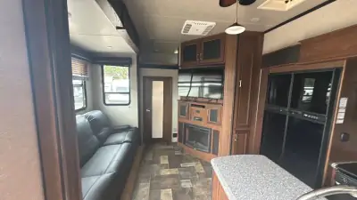 2017 Keystone Fuzion Fifth Wheel TH 371 photo 13