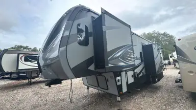 2017 Keystone Fuzion Fifth Wheel TH 371 photo 3