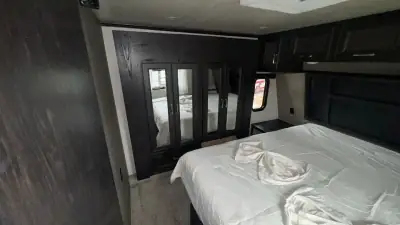 2017 Keystone Fuzion Fifth Wheel TH 371 photo 24