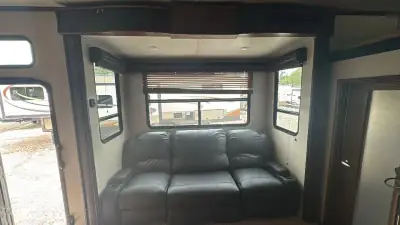 2017 Keystone Fuzion Fifth Wheel TH 371 photo 14