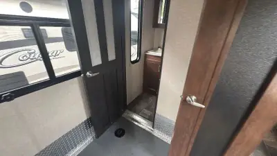 2017 Keystone Fuzion Fifth Wheel TH 371 photo 31