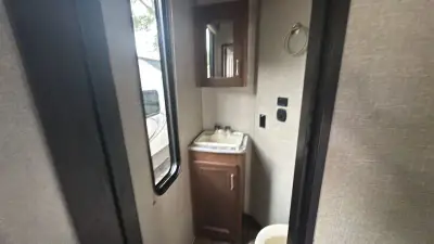 2017 Keystone Fuzion Fifth Wheel TH 371 photo 32