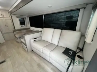 2027 Coachmen Catalina Legacy Edition 243RBS photo 9